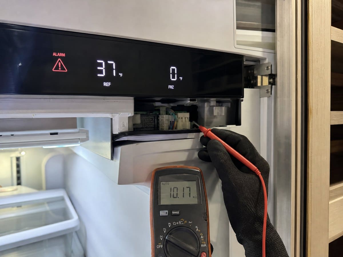 Built-in refrigerator display and independent probe reading during alarm diagnosis